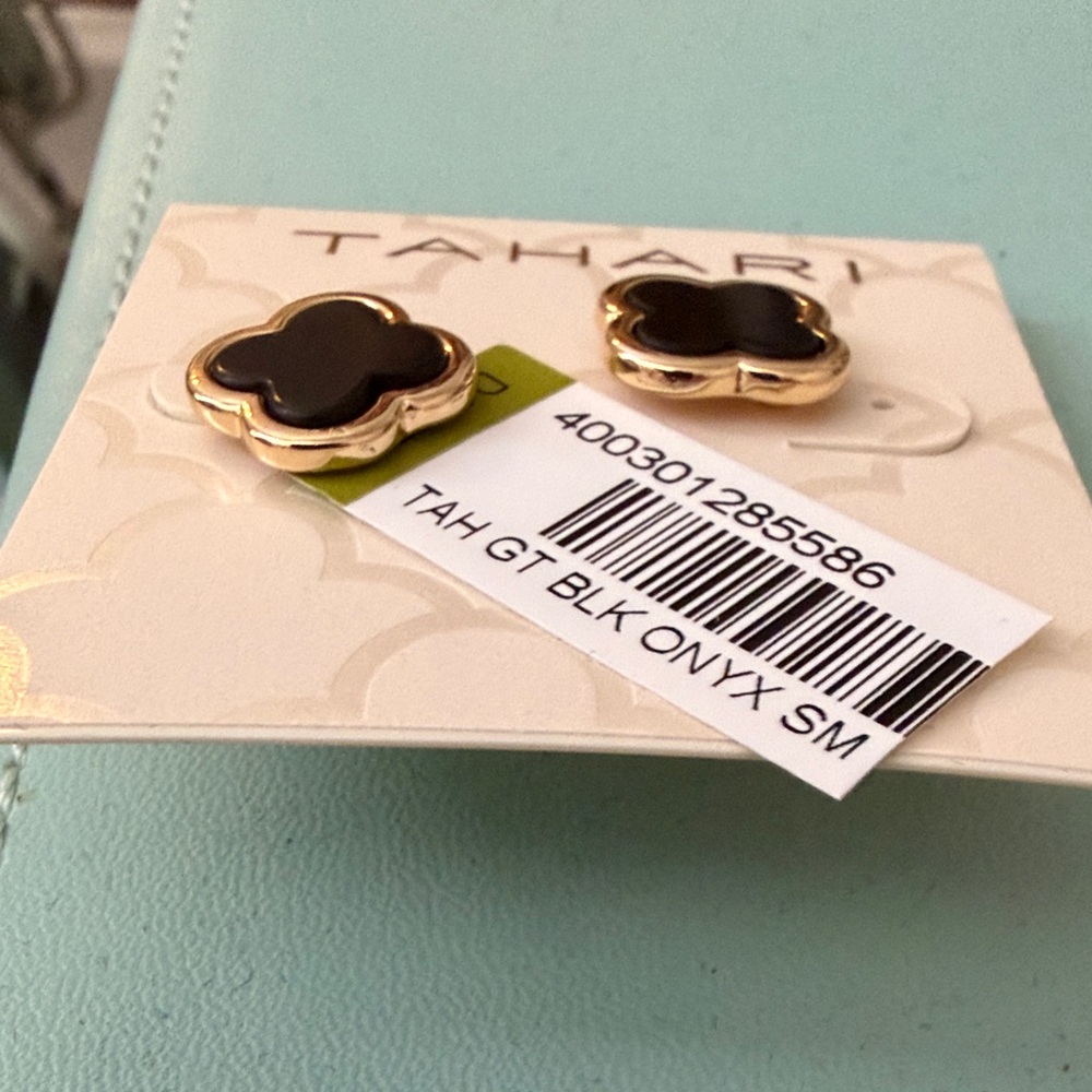 Tahari Classic Style Gold-Tone & Black Clover Stud Earrings NWT ❤️ - Picture 2 of 4